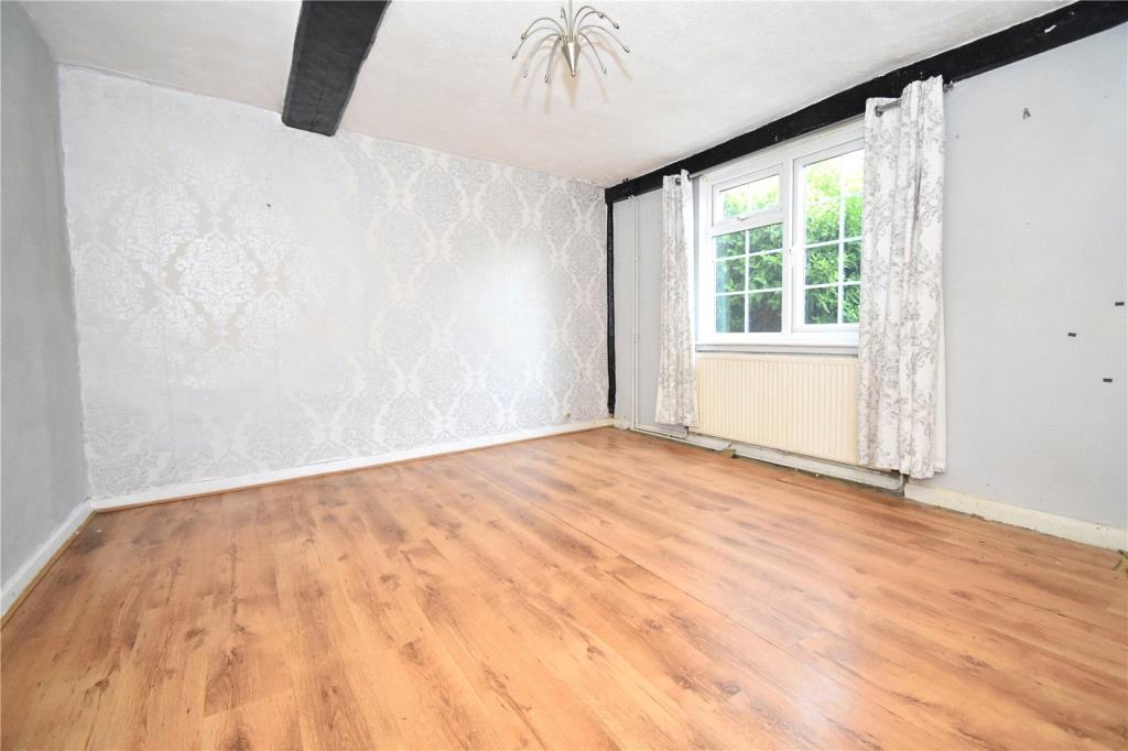 Lot: 103 - SEMI-DETACHED FARM COTTAGE FOR IMPROVEMENT - Recepton room with beams and window to garden